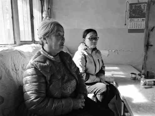 70岁的李会英向记者讲述曾经的故事，帮赵景辉找到家人是她42年来的心愿
